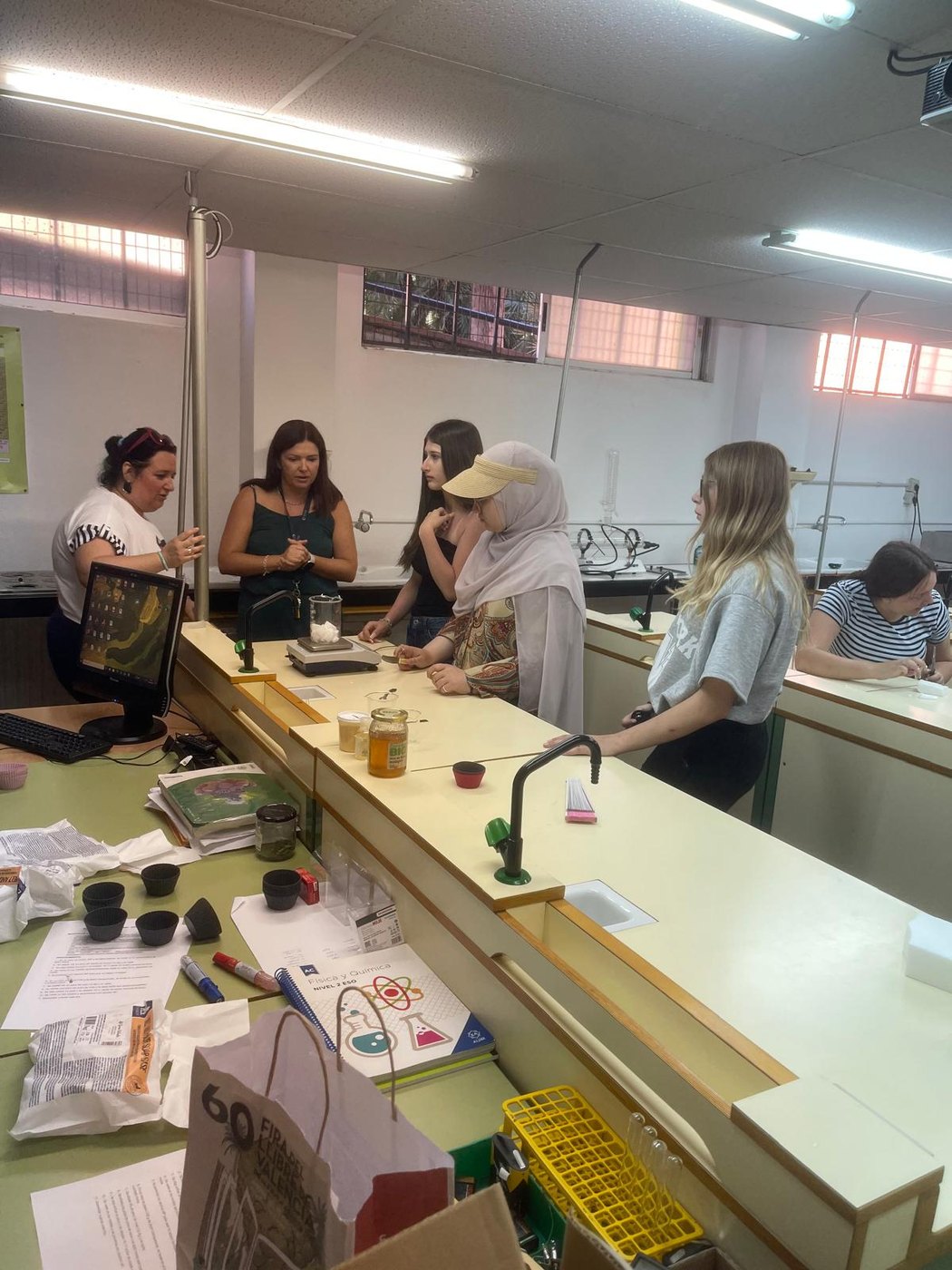 An der Partnerschule standen unter anderem chemische Experimente auf dem Programm.