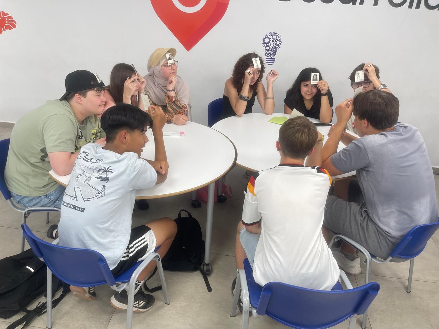 Kollaborative Spiele beim Besuch der spanischen Partnerschule.
