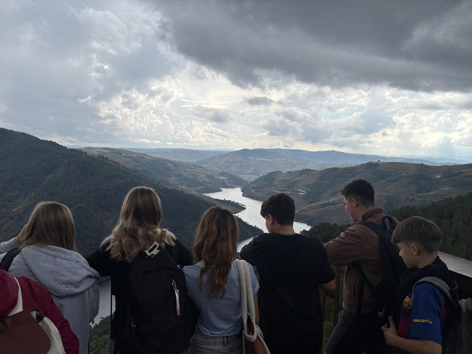 Schülerinnen und Schüler vor dem Ausblick auf den Douro und die umliegenden Berge.