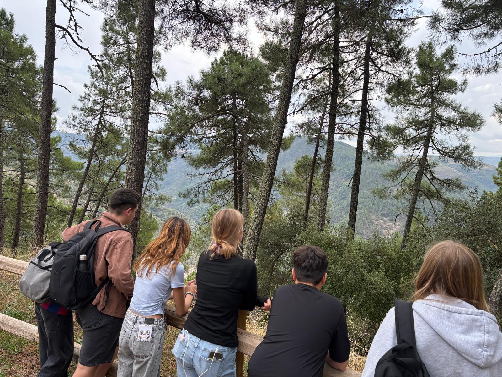 Schülerinnen und Schüler blicken von einem Aussichtspunkt auf die Landschaft bei Alijó.