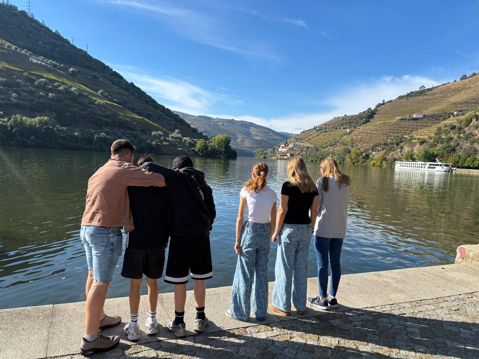 Erasmus-Gruppe der GOBS Lindern am Ufer des Douro vor Weinbergen und Flusslandschaft.