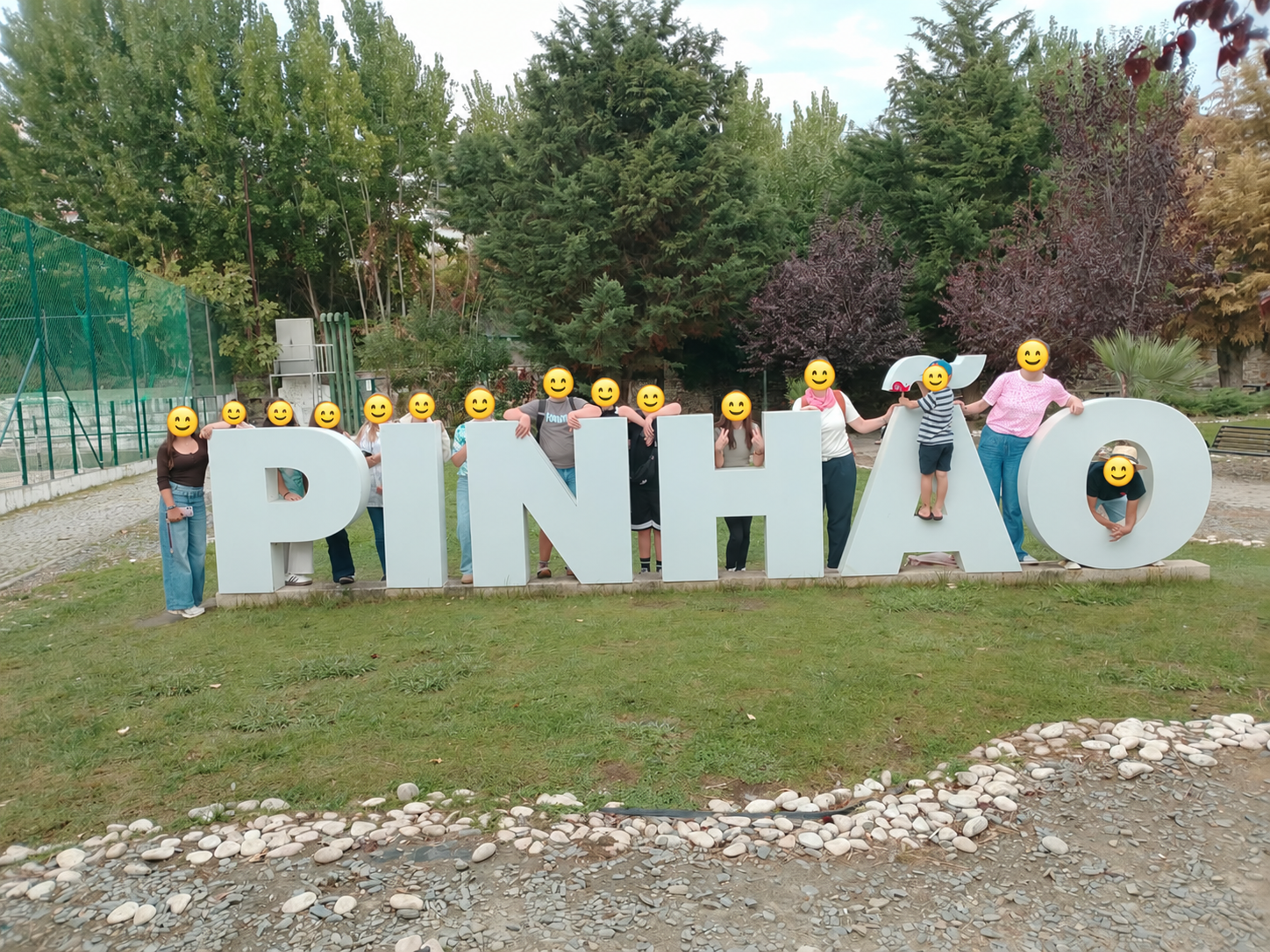 Erasmus-Gruppe der GOBS Lindern vor dem Pinhão-Schriftzug; alle Gesichter sind mit Smileys verdeckt.